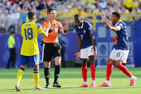 بعد ثلاثية فرنسا في المونديال.. منتخب السويد مستاء من التحكيم
